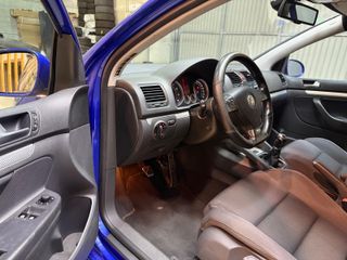 VOLKSWAGEN Golf 3.2 R32 4MOTION