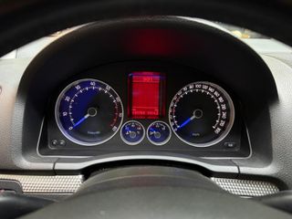 VOLKSWAGEN Golf 3.2 R32 4MOTION