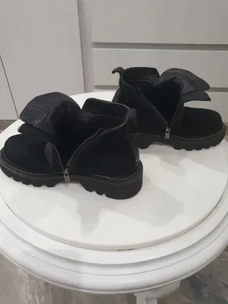 Botines negros piel y antelina