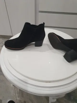 Botines negros piel y antelina cómodos