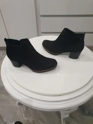 Botines negros piel y antelina cómodos