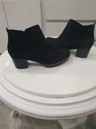 Botines negros piel y antelina cómodos