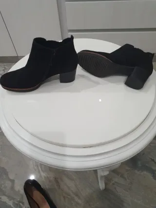 Botines negros piel y antelina cómodos