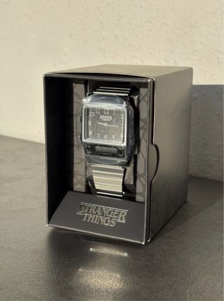 Casio x Stranger Things AQ-800EST-1AER Reloj