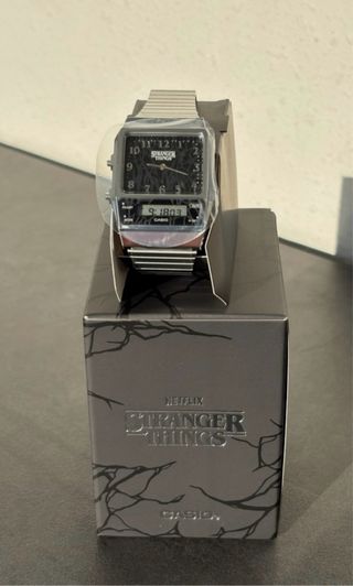 Casio x Stranger Things AQ-800EST-1AER Reloj