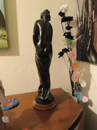 Figura de escayola mujer desnuda. Mide 63 CMS