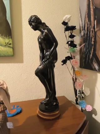 Figura de escayola mujer desnuda. Mide 63 CMS