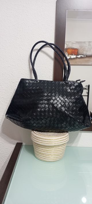 Bolso negro trenzado de piel