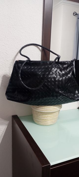 Bolso negro trenzado de piel