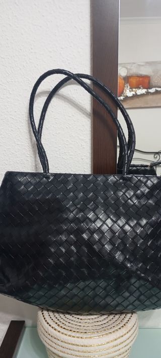 Bolso negro trenzado de piel