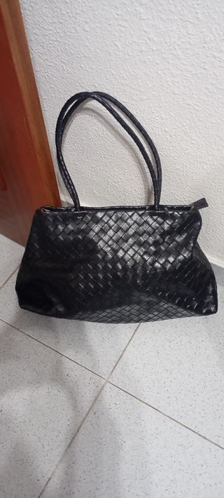 Bolso negro trenzado de piel