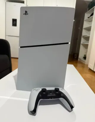 Consola PS5 con un mando