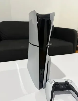 Consola PS5 con un mando