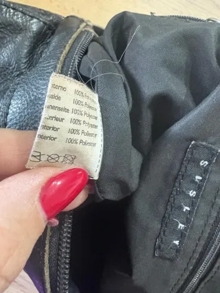 Borsa in pelle nera con borchie