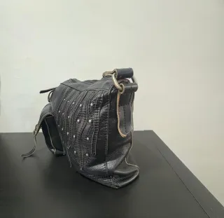 Borsa in pelle nera con borchie