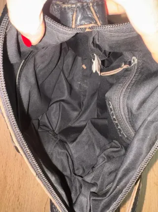 Borsa in pelle nera con borchie