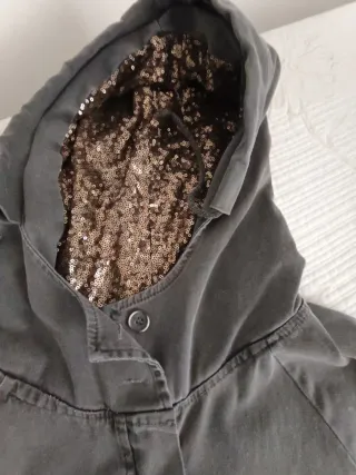 Chaqueta con capucha y lentejuelas Talla XL