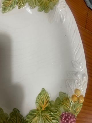 Fuente de porcelana con frutas