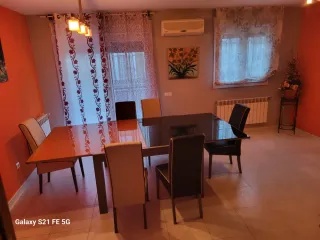 Mesa Comedor Cristal Naranja y Metal Gris