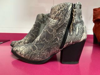 Botines punta beige y gris