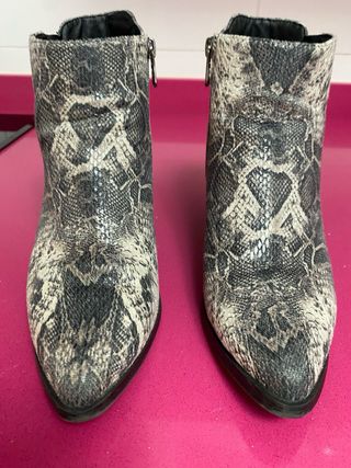 Botines punta beige y gris