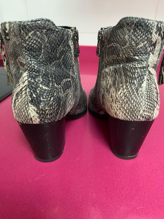 Botines punta beige y gris