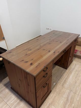 Escritorio de madera con tapa de cristal
