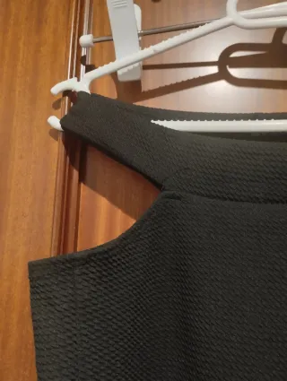 Pantalón negro acampanado