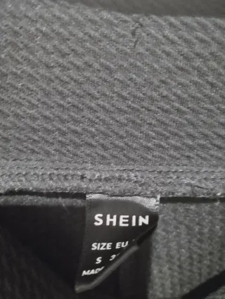 Pantalón negro acampanado