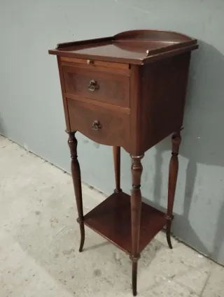 Mesita auxiliar antigua de madera