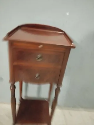 Mesita auxiliar antigua de madera