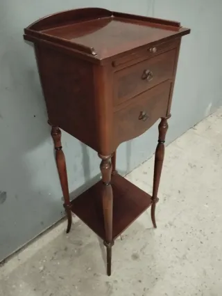 Mesita auxiliar antigua de madera