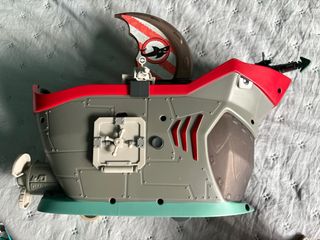 Barco Mutante Busters con figuras y cartas