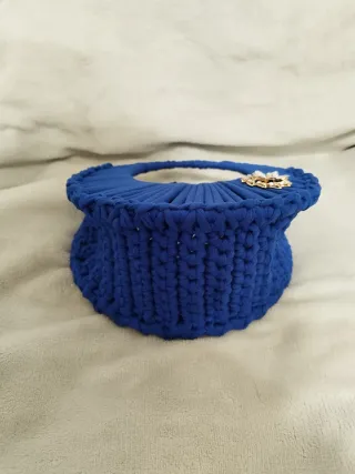 Borsa blu a mezza luna con dettaglio oro