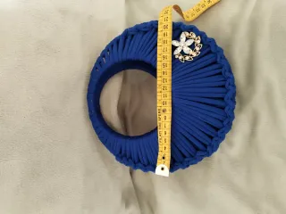 Borsa blu a mezza luna con dettaglio oro