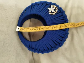 Borsa blu a mezza luna con dettaglio oro