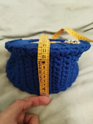 Borsa blu a mezza luna con dettaglio oro