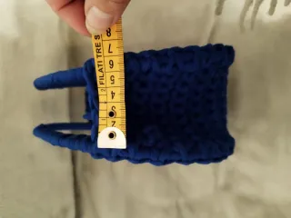 Borsa blu a mezza luna con dettaglio oro