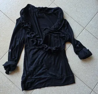 Maglia nera con rouches