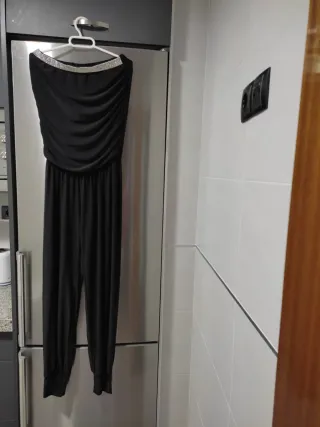 Mono de fiesta negro con pedrería