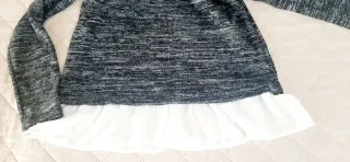 Jersey gris y blanco con volantes