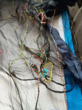 Pashmina negra con mariposas bordadas