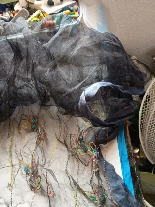 Pashmina negra con mariposas bordadas