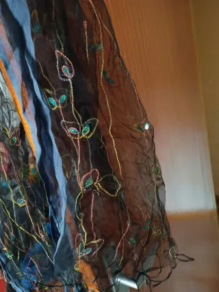 Pashmina negra con mariposas bordadas