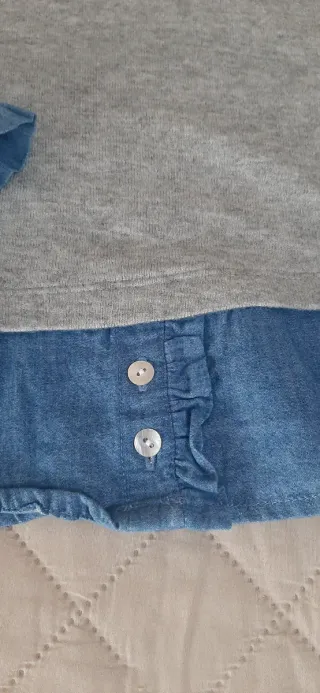 Jersey gris y azul con volantes