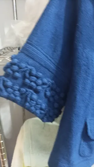 Chaqueta azul con cuello tejido