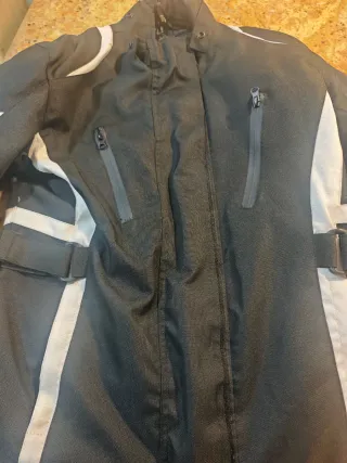 Chaqueta de motorista negra con detalles blancos