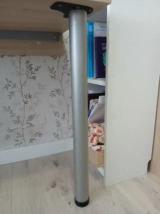 Escritorio madera con pata metálica regulable