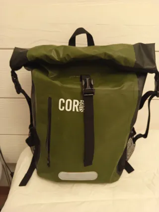 Mochila impermeable verde y negra