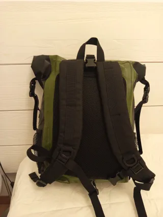 Mochila impermeable verde y negra